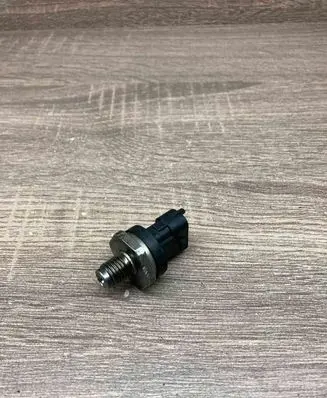 Opel Astra H Fuel pressure sensor 028100290
