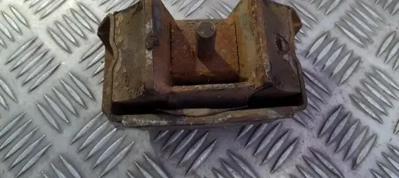 Engine mount bracket