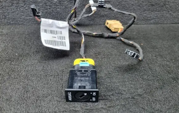 Passenger airbag on/off switch