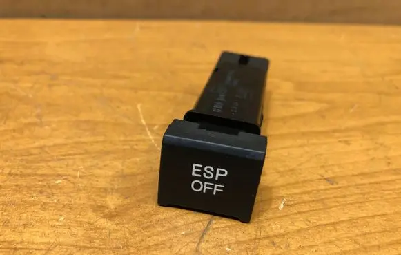 Hyundai i30 ESP (stability program) switch 202002962 621W05010