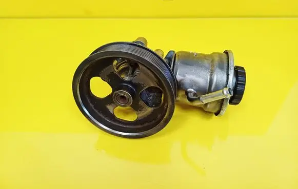 Toyota Avensis T250 Power steering pump