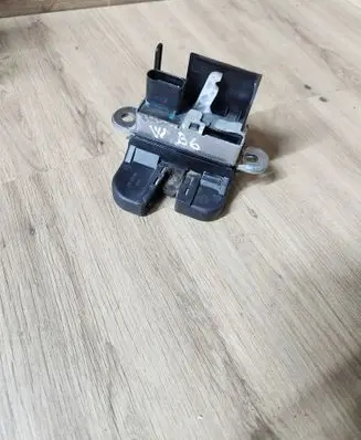 Volkswagen PASSAT B6 Loading door lock 2310548