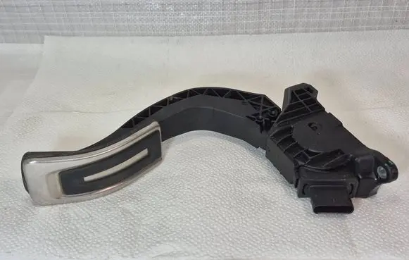 Accelerator throttle pedal