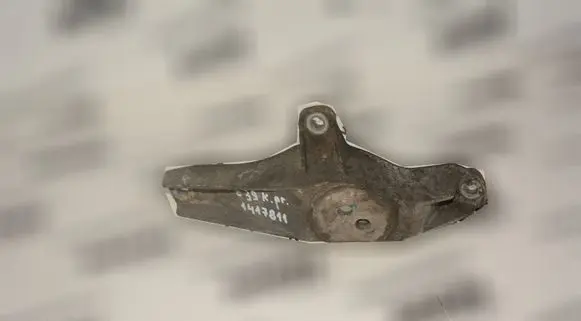 BMW 5 E39 Engine mounting bracket