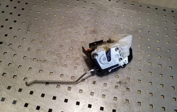 Mitsubishi Pajero Front door lock