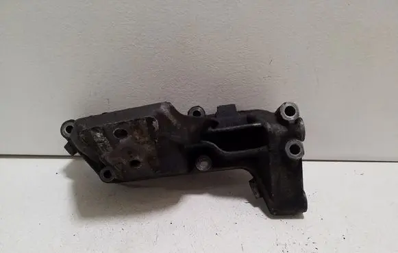 Engine mounting bracket