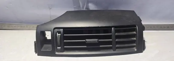 Toyota Verso Dash center air vent grill 556700F030
