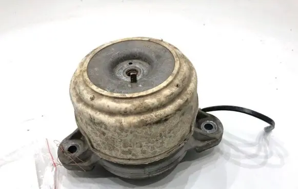 Engine mount vacuum valve