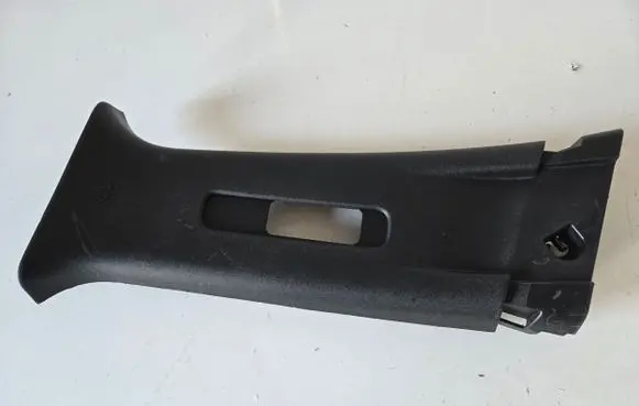 Nissan Leaf II (ZE1) Seat belt trim 769143NL0A
