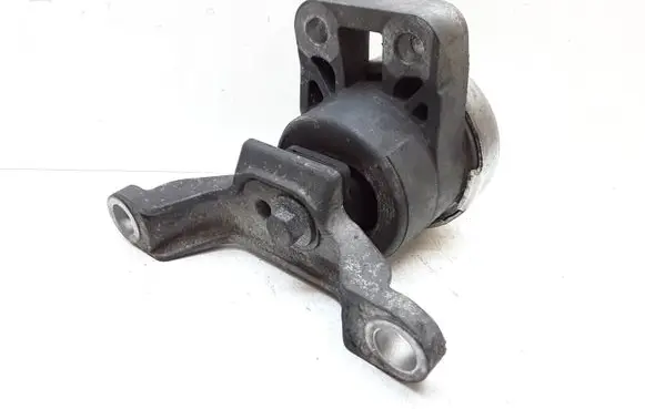 Volvo V70 Engine mount bracket