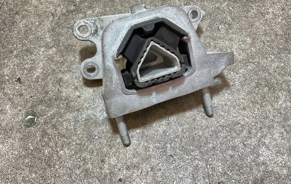 Citroen C4 III e-C4 Engine mount bracket V105030101 9828538680