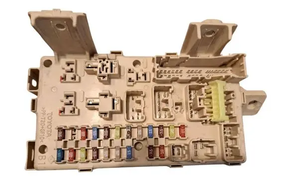 Toyota Avensis T250 Fuse module 82641CA030F