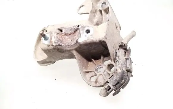 Volkswagen PASSAT B5 Engine mounting bracket 4B0199352A