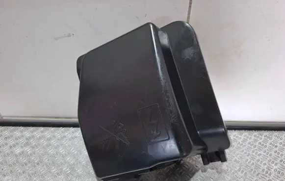 Renault Trafic III (X82) Fuse box cover 243826085R