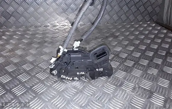 Seat Toledo IV (NH) Front door lock 5E2837016