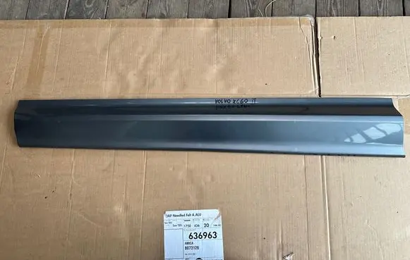 Volvo XC60 Front door trim (molding) 32208736