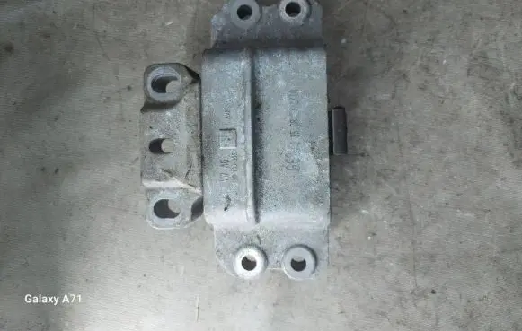 Volkswagen Touran I Engine mount bracket 1K0199555