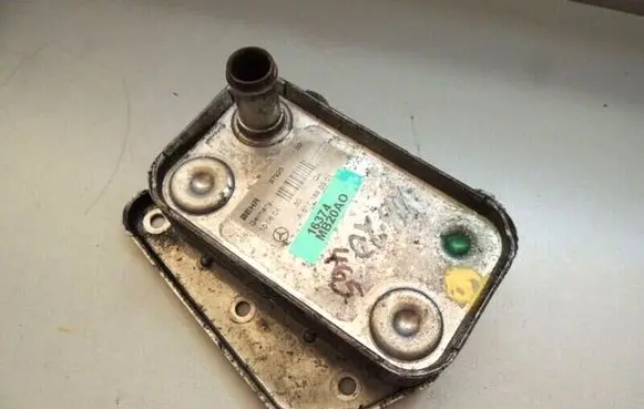 Mercedes-Benz E W211 Engine oil radiator 6111880301 A6111880301
