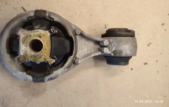 Nissan Qashqai Engine mount bracket 11350JD000