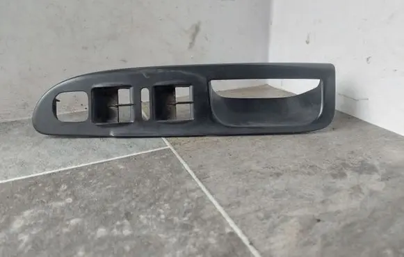 Volkswagen PASSAT B6 Front door window switch trim 3C1867171