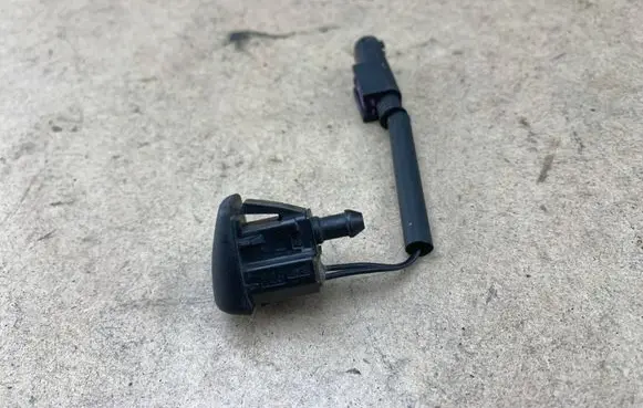 BMW 5 E60 E61 Windshield washer spray nozzle 61667132969 7132969 61667046060