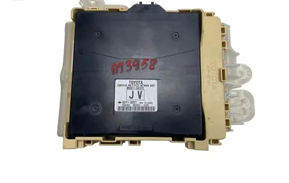 Toyota Auris E180 Central body control module 8922102331