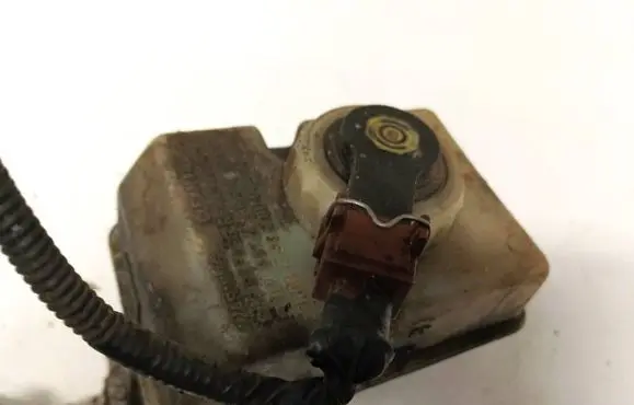 Volvo S70 V70 V70 XC Brake fluid reservoir 9200439