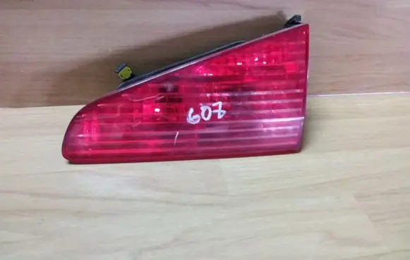 Peugeot 607 Tailgate rear/tail lights