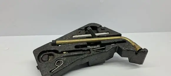 Audi Q7 4L Spare wheel mounting bracket 302A