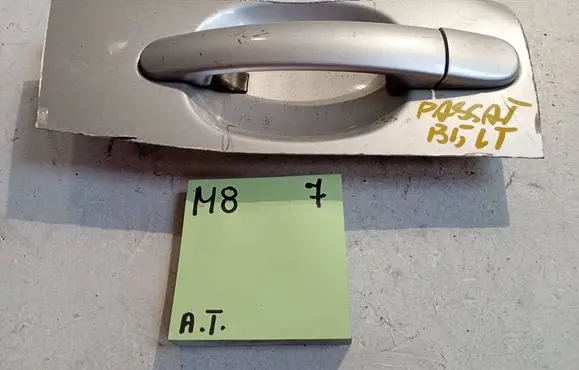 Volkswagen PASSAT B5 Front door exterior handle