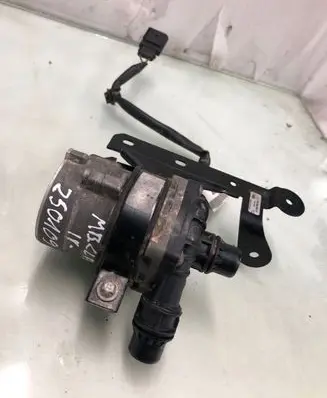 Mercedes-Benz CLA C117 X117 W117 Water pump A0005001986
