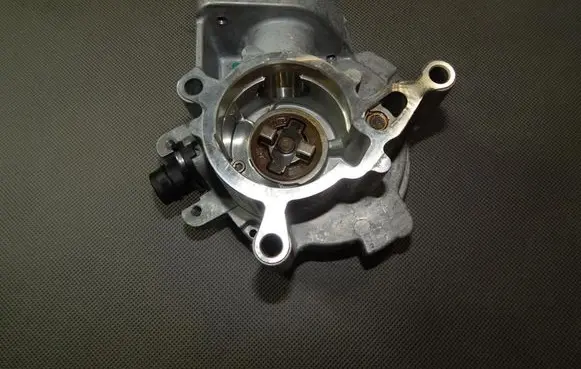 Skoda Kodiaq Vacuum pump 06K145100AB