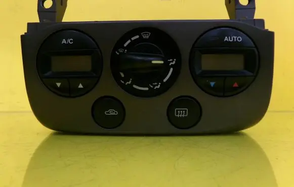 Nissan Primera Climate control unit 275109F601