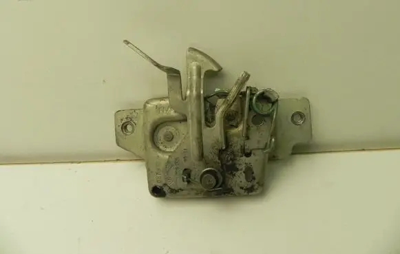 Renault Clio III Tailgate/trunk/boot lock/catch/latch 8201004024 I6582