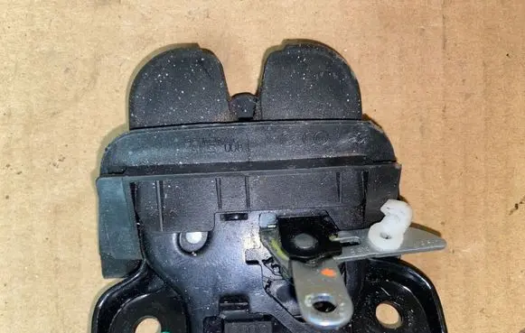 Audi A6 S6 C5 4B Tailgate/trunk/boot lock/catch/latch