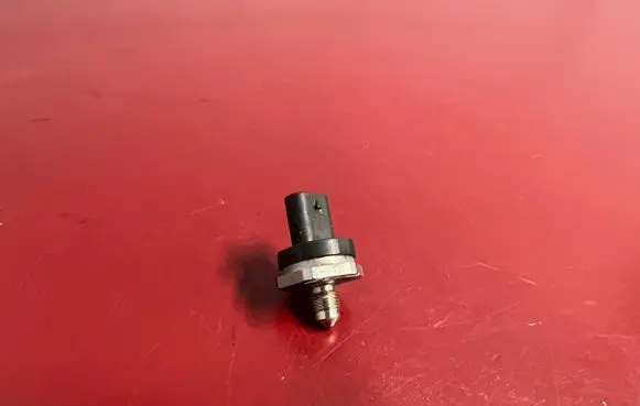 BMW X3 G01 Fuel pressure sensor 8643665