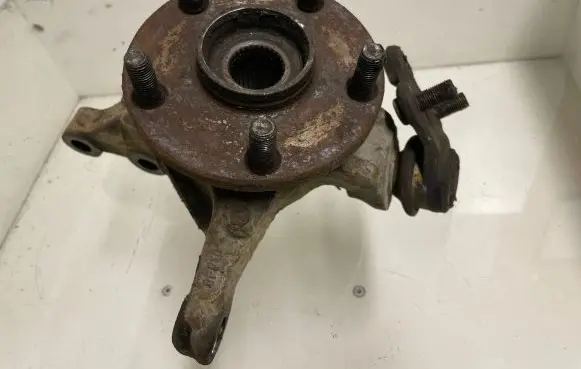 Toyota Corolla Verso E121 Front wheel hub