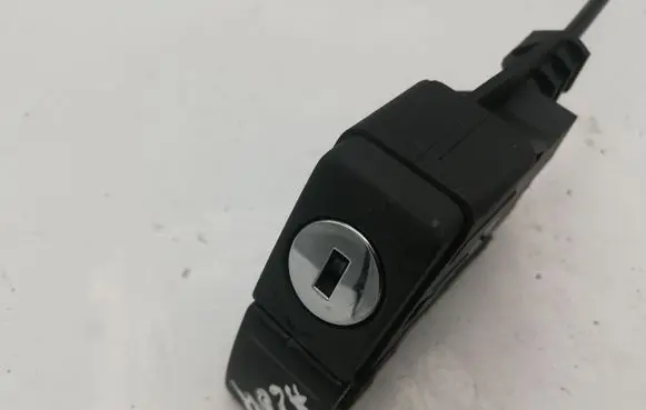 Volkswagen Phaeton Glove box lock 3D1857148