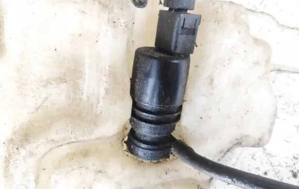 Volkswagen Caddy Windscreen/windshield washer pump