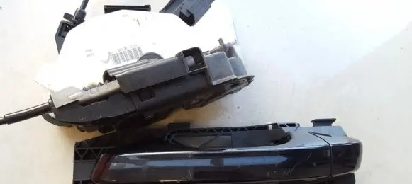 Volkswagen Golf VII Front door lock 5K2837015D 5N0837017E