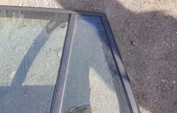 Rear vent window glass