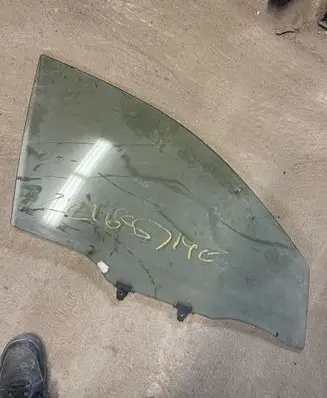 Toyota Avensis T220 Front door window glass four-door
