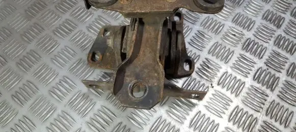 Engine mount bracket