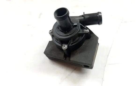 Volkswagen Jetta VII Electric auxiliary coolant/water pump 5Q0965561