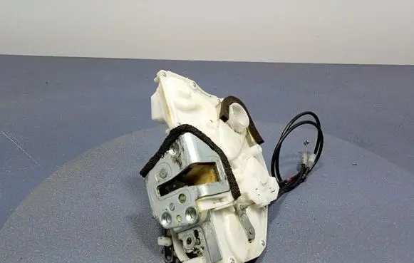 Suzuki Swift I Front door lock 82202-62J30