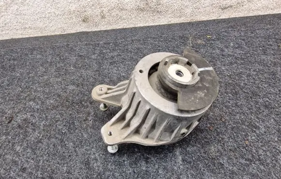 Mercedes-Benz C W205 Engine mount bracket A2052406517
