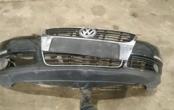 Volkswagen PASSAT B6 Front bumper JUODAS