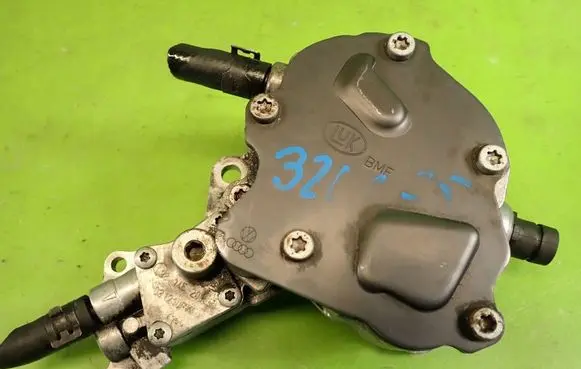 Volkswagen Touran I Vacuum pump 038145209E