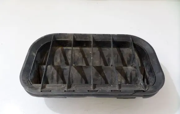 Ford Mondeo Mk III Quarter panel pressure vent A019K51AA D3L4A