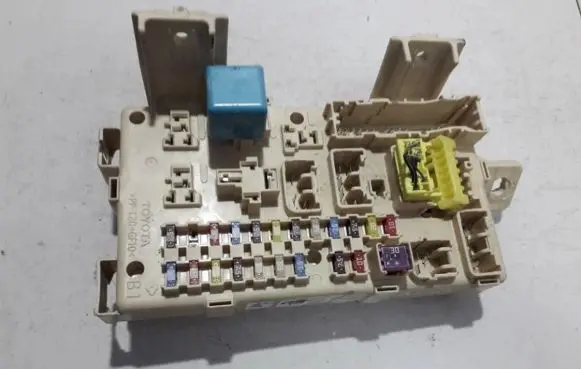 Toyota Avensis T250 Fuse box set 82641ca020f 82641-ca020-f